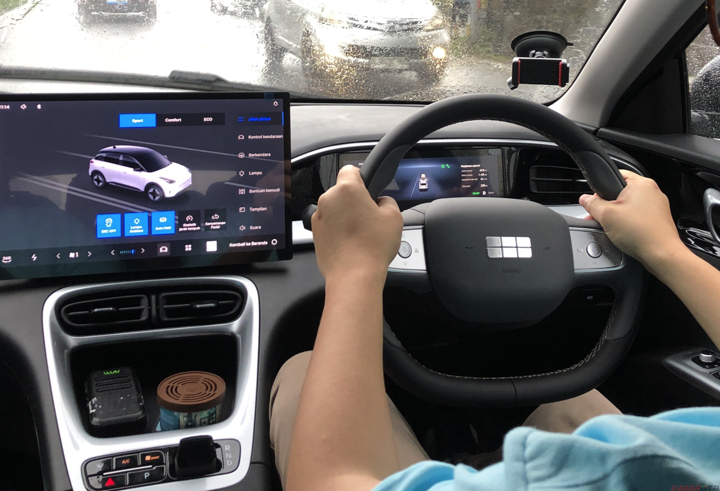 Tiongkok Sadar Layar Sentuh Tak Aman, Wajibkan Tombol Fisik di Mobil Mulai 2027