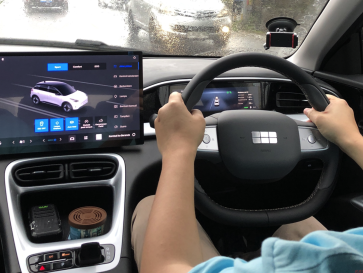 Tiongkok Sadar Layar Sentuh Tak Aman, Wajibkan Tombol Fisik di Mobil Mulai 2027
