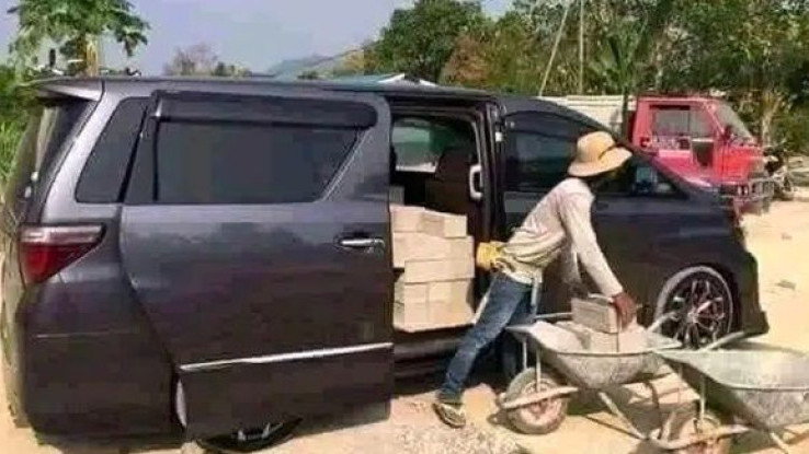 Gokil! Toyota Alphard Dipakai Angkut Batu Bata 