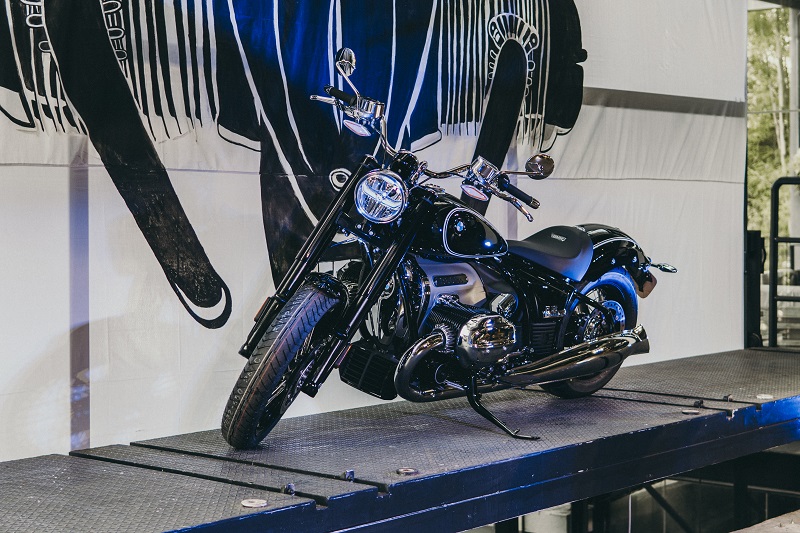 Tunggangi BMW  R 18, Intip Gaya Berkendara Ariel Noah