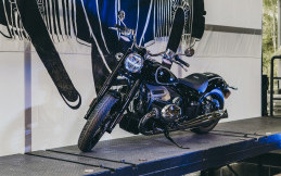 Tunggangi BMW  R 18, Intip Gaya Berkendara Ariel Noah