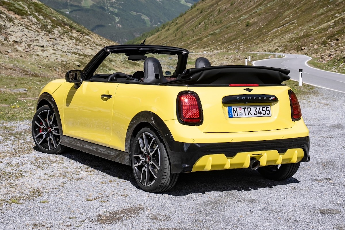 MINI JCW Convertible Hadir dalam Pilihan Warna Sunny Side Yellow