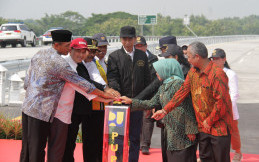 Jokowi Resmikan Tol Trans Jawa, Jakarta-Surabaya Kini Telah Tersambung