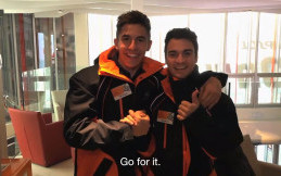 Aksi Kocak Marquez dan Pedrosa Nyamar Jadi Petugas Pom Bensin