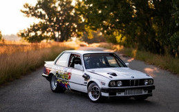 Modifikasi BMW E30 Cangkok Mesin 2JZ