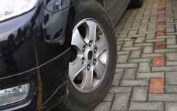 Dalam Berbagai Kondisi Ini, Anda Wajib Parkir Mobil Miring