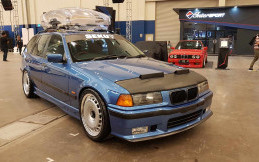 Gokil BMW E36 Touring Ini Pakai Roofbox Thule Transparan