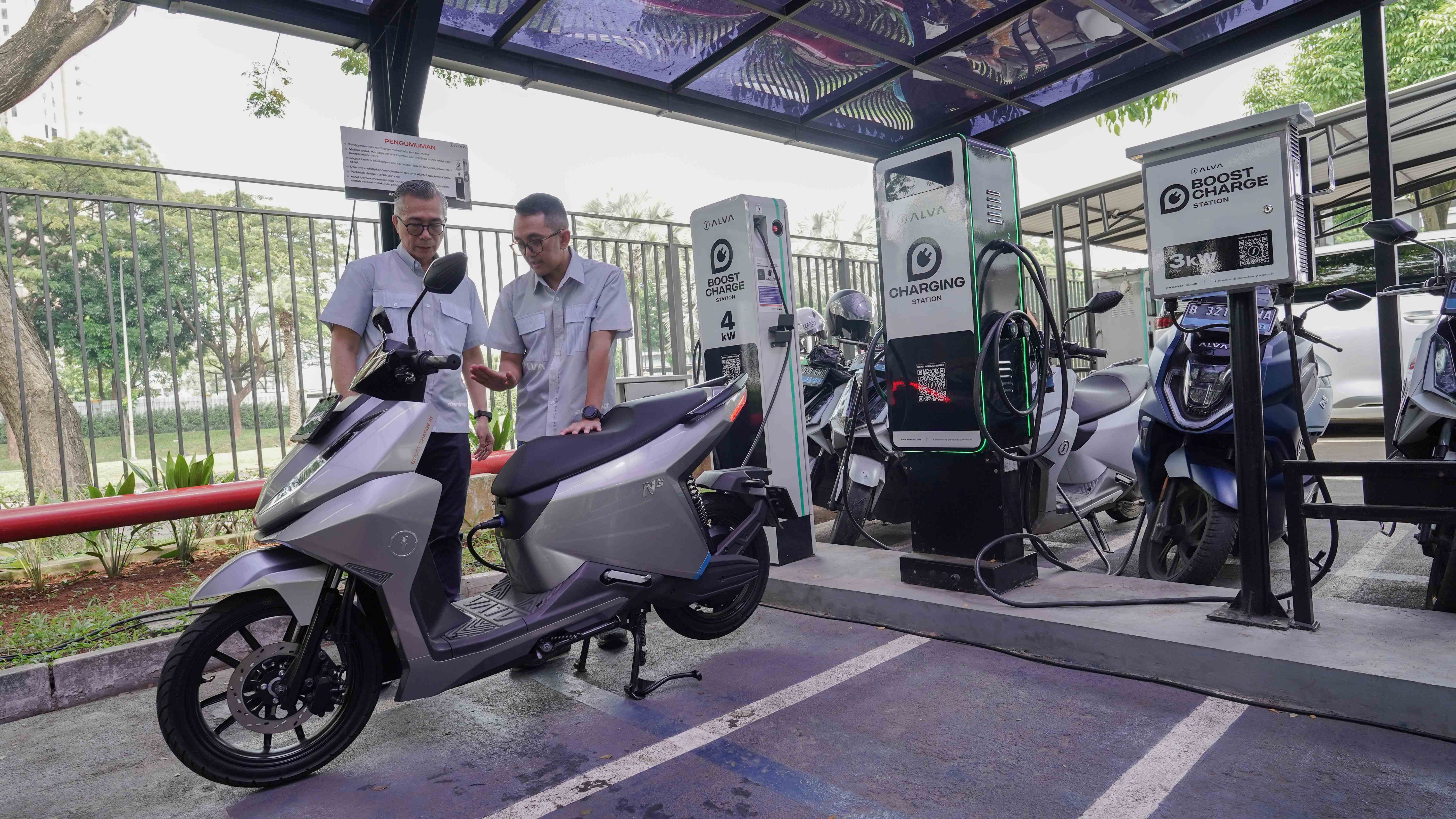 Swap Baterai vs Charging Mandiri, Intip Pro Kontranya