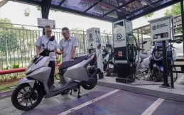 Swap Baterai vs Charging Mandiri, Intip Pro Kontranya