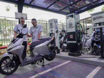 Swap Baterai vs Charging Mandiri, Intip Pro Kontranya