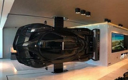 Hypercar Jadi Dinding Pemisah Rumah, Gimana Jadinya?
