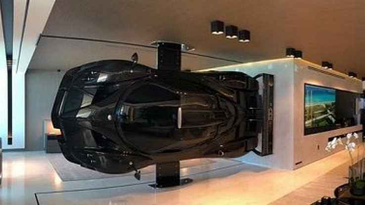 Hypercar Jadi Dinding Pemisah Rumah, Gimana Jadinya?