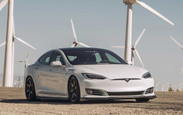 Tesla Model S Pakai Pelek TE37, Makin Keren!