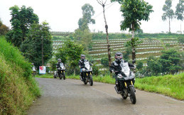 Bikers, Begini Cara Menyalip Kendaraan Besar Saat Touring