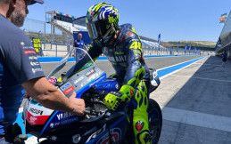 Nggak Bisa Lihat Motor Nganggur, Valentino Rossi Jajal Yamaha R1 Milik Remy Gardner