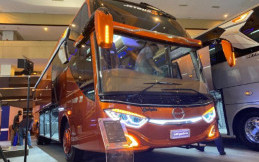 Hino Serahkan 2 Unit Bus ke PO Efisiensi dan Subur Jaya