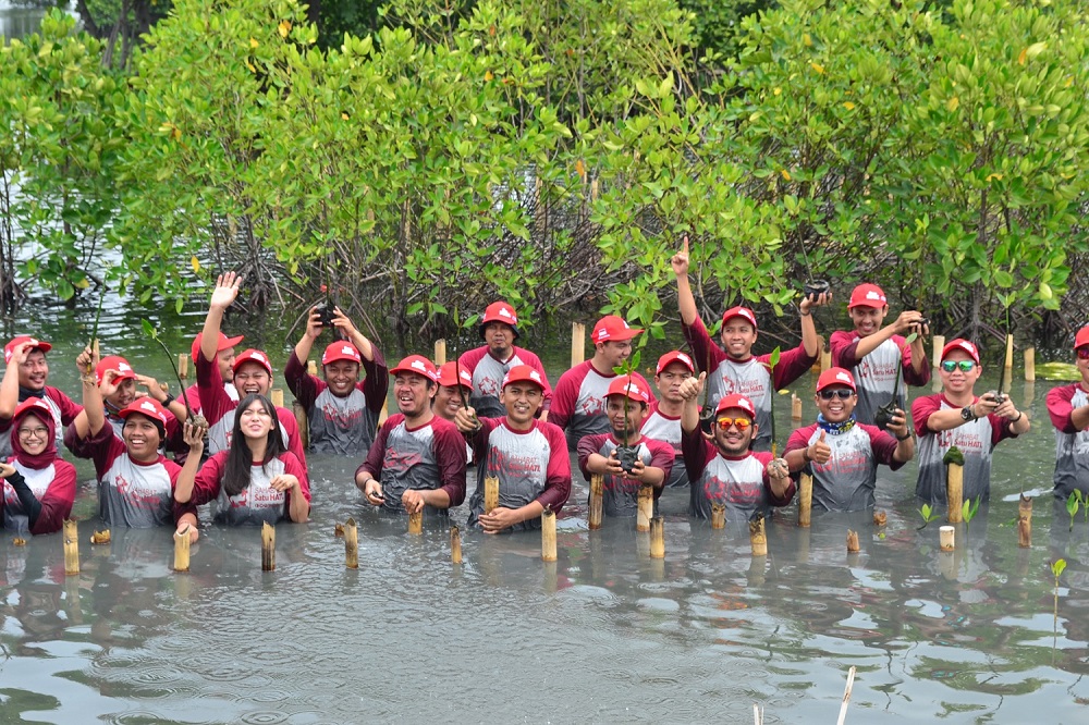 AHM dan komunitas tanam mangrove