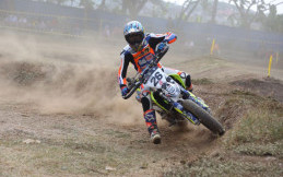 Pembalap Motocross Diva Ismayana dan Delvintor Alfarizi Harumkan Nama Indonesia di Kuwait