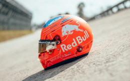Ini Helm Penghormatan Alex Albon untuk Valentino Rossi