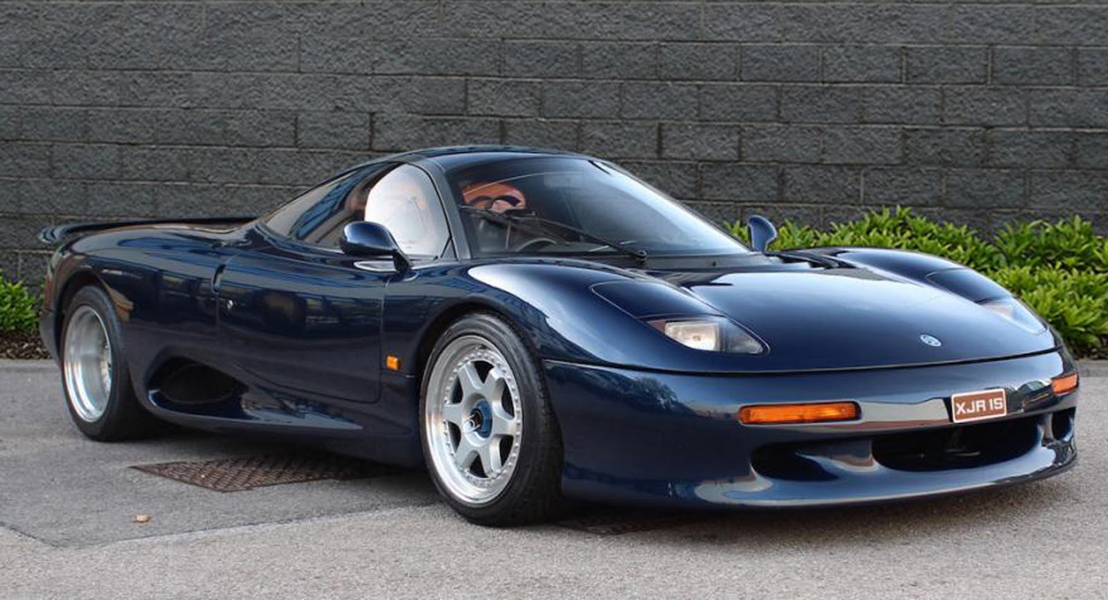Jaguar XJR-15 Supercar Klasik Cari Pemilik Baru