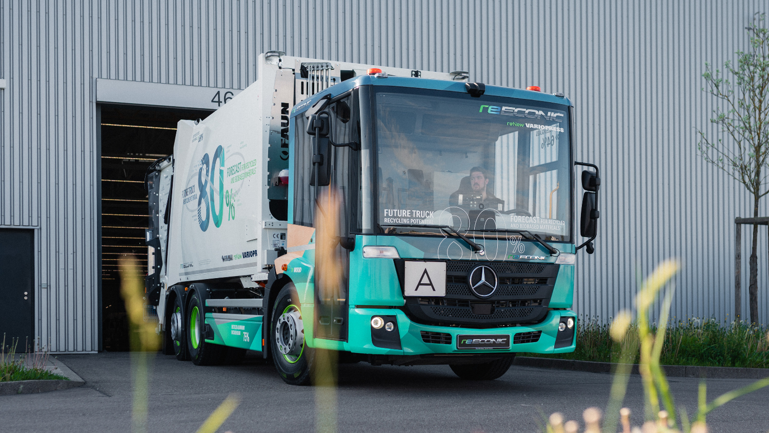 Mercedes-Benz Kenalkan reEconic, Truk Listrik Canggih dari Material Limbah Daur Ulang