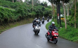 Mengendarai Sepeda Motor Saat Musim Hujan Tidak Sembarangan,Ini yang Perlu Diantisipasikan Sebelum Terjang Genangan Air