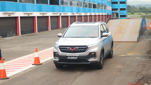 Wuling Boyong Almaz ke Festival Imlek Nasional 2019