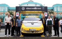 Pecahkan Rekor Dunia, Rainer Zietlow Keliling 75 Negara Pakai Mobil Listrik Volkswagen ID. Buzz