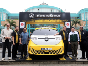 Pecahkan Rekor Dunia, Rainer Zietlow Keliling 75 Negara Pakai Mobil Listrik Volkswagen ID. Buzz
