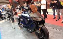 Galeri Foto Motor Listrik BMW CE 04