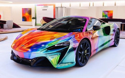 McLaren Artura Multi Warna Buatan Seniman Nat Bowen