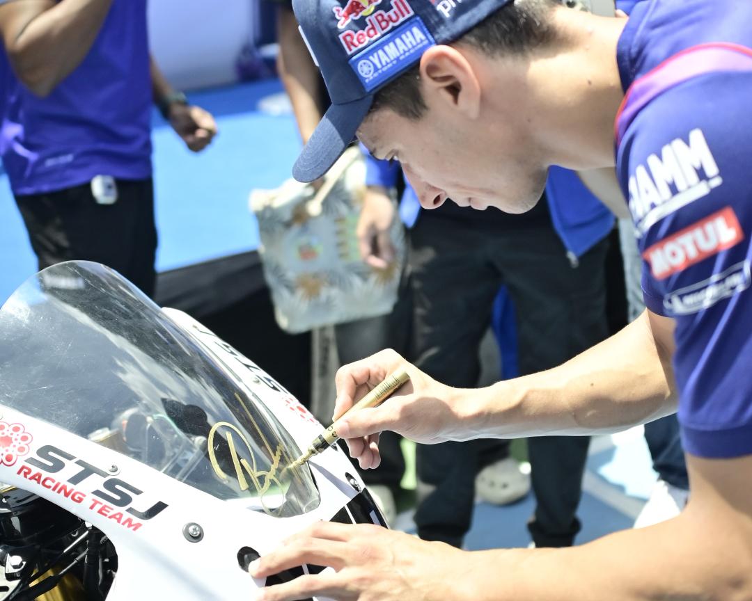 Toprak Razgatlioglu Makan Ketoprak Bareng Siswa Jelang MotoGP Mandalika