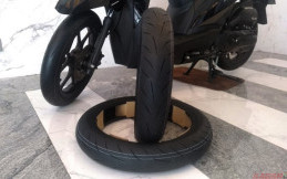 Ini Bahayanya Kalau Ukuran Ban Motor Depan dan Belakang Sama 