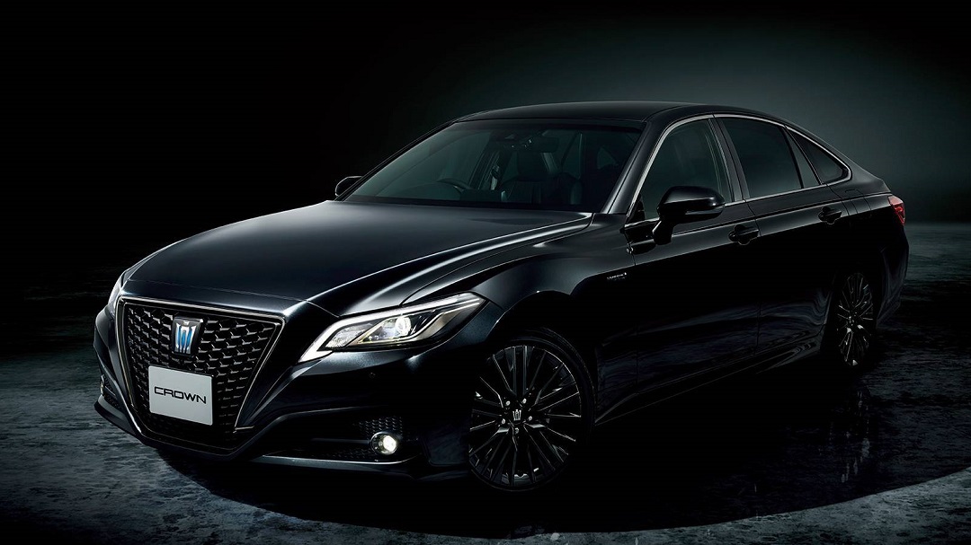 Toyota Crown Special Edition dengan Balutan Warna Serba Hitam