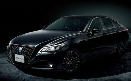 Toyota Crown Special Edition dengan Balutan Warna Serba Hitam