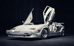 Lamborghini Countach di Film Wolf Of Wall Street Dilelang