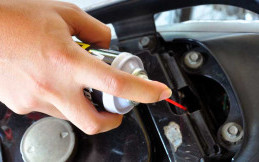 Trik Mengatasi Jok Motor Matik yang Sulit Dibuka