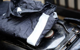 Kebiasan Buruk Simpan Jas Hujan di Bawah Jok Motor