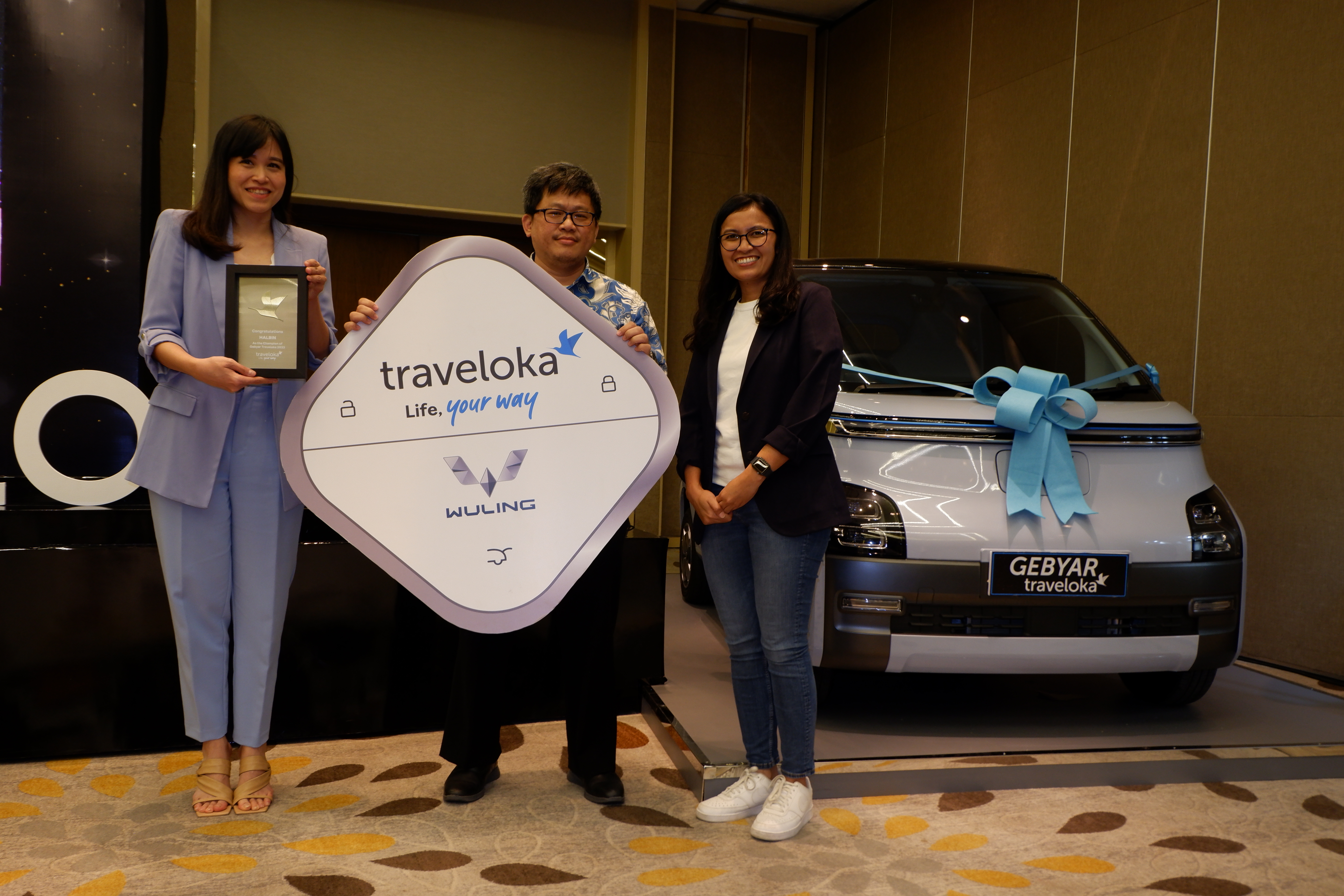 Pemenang Program Gebyar Traveloka Bawa Pulang Wuling Air EV