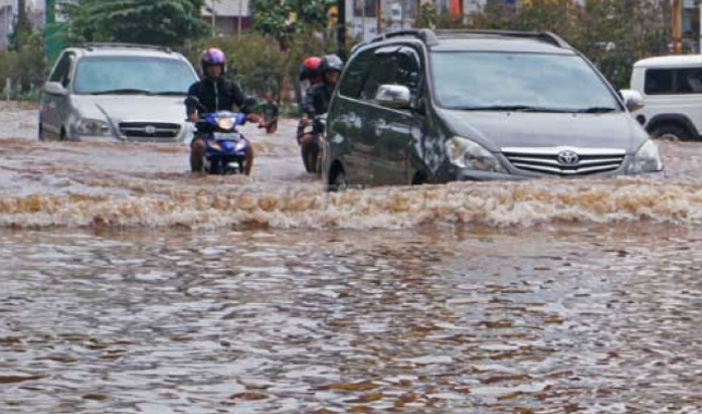 Cara Aman Terabas Banjir Bagi Pemilik Mobil