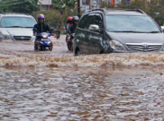 Cara Aman Terabas Banjir Bagi Pemilik Mobil