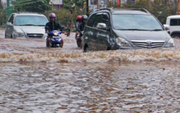Cara Aman Terabas Banjir Bagi Pemilik Mobil