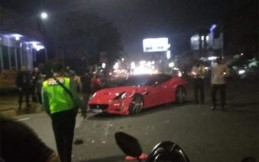 Nahas, Honda Vario Seruduk Ferrari California di Bogor