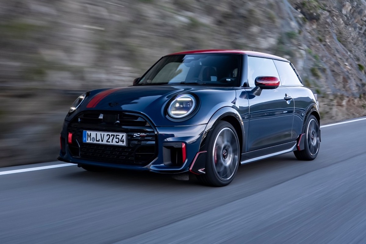 MINI JCW 3-Door Tampil Makin Sporty Berbalut Aksesori Resmi JCW