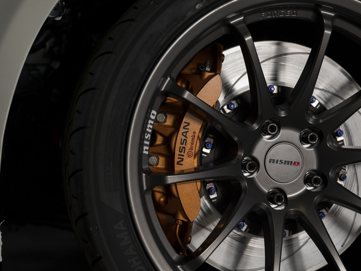 Nissan Sentra Spec-V Concept Roda depan dikawal kaliper Brembo 6-piston