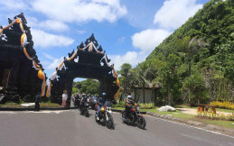 Piaggio Indonesia Gandeng The Clan Moto Guzzi Jelajah Surabaya-Bali
