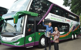 Mercedes Serahkan 12 Bus Double Decker Kepada Lorena dan Karina