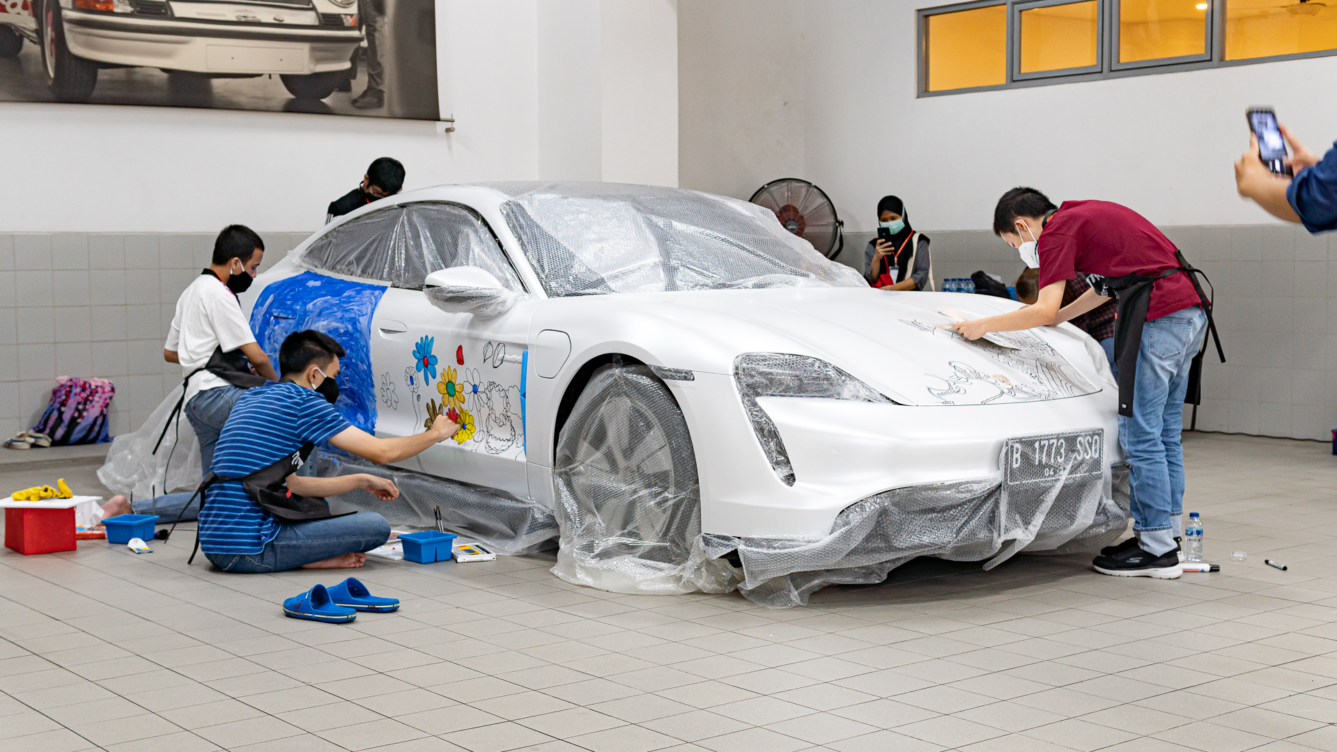 Porsche Indonesia Ajak Anak-Anak Mewujudkan Mimpi Melalui Lukisan di Taycan Electric