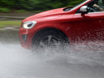 Mengenal Fenomena Aquaplaning dan Langkah Penyelamatan Saat Kendaraan Tergelincir