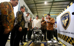 Menperin Pantau Langsung Pabrik Perakitan Mobil Pedesaan